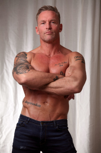 Morgenbollefyr iført jeans